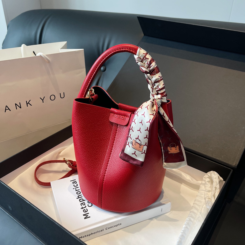 Luxury Bags For Women Sale - กระเป๋าสะพายไหล่และกระเป๋าสะพายข้าง PU สีแดงความรู้สึกสีดําของกระเป๋าสองวัตถุประสงค์หรูหราสําหรับผู้หญิง 2024 แฟชั่นอเนกประสงค์ลดราคา