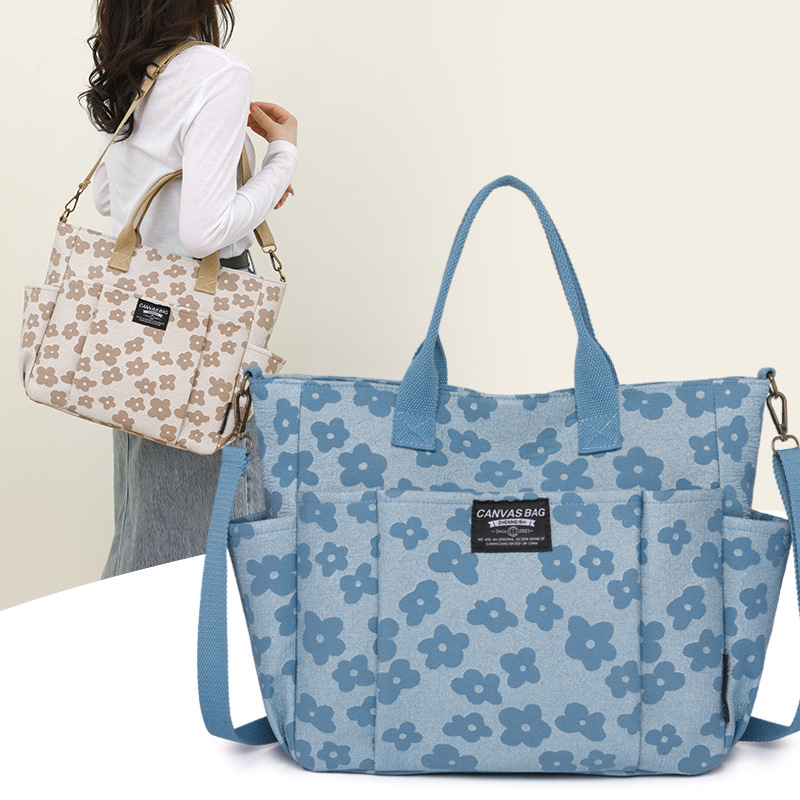 Canvas Tote Designer - กระเป๋าผ้าแคนวาสลายดอกไม้คลาสสิกสำหรับผู้หญิง ดีไซน์กระเป๋าหลายช่องกว้างขวาง ใช้สะพายไหล่หรือสะพายข้างได้ เหมาะสำหรับการช้อปปิ้งในชีวิตประจำวันและการใช้งานแบบสบายๆ